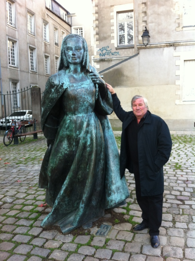 Jean-Pierre Le Goff auprès de la statue d'Anne de Bretagne par Jean Fréour.
